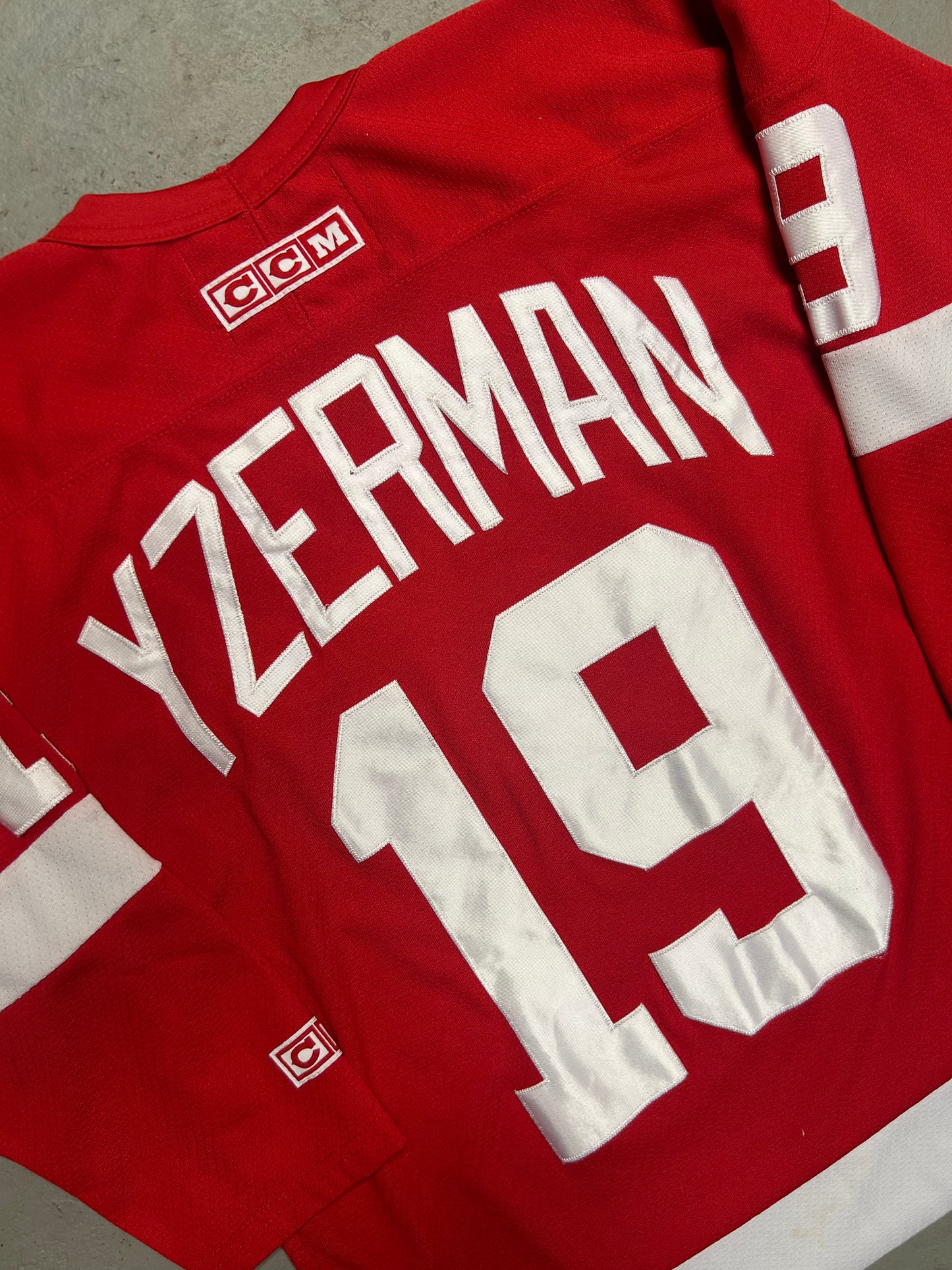 1997/98 DetroIt Red Wings Yzerman Home Jersey